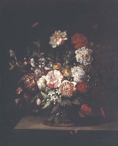 Fleurs mélangées dans un panier en osier avec des papillons, une libellule et un vulcain sur un rebord