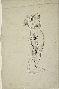 Femme debout avec les mains jointes