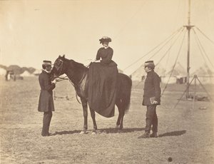 [Lady Canning sur son Arabe noir et Lord Clyde, commandant en chef], 1858-61 - Jean Baptiste Oscar Mallitte