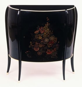 Une commode à façade bombée