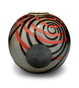 Un vase en étain Martele laqué, vers 1929