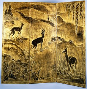 Un paravent laqué à trois volets, représentant des cerfs dans un paysage de collines - Jean Dunand
