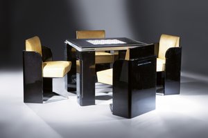 Table de jeux avec quatre chaises assorties, pour l