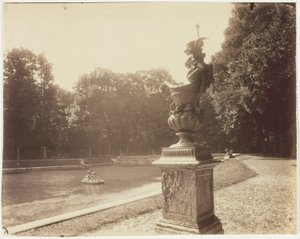 Versailles, Grand Trianon, (Vase en Plomb par Le Lorrain) - Jean Eugène Auguste Atget