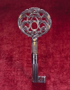 Clé du bureau de Louis XV, double « L » inscrit dans un cercle