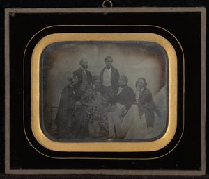 Portrait de groupe de huit personnes, y compris M. et Mme Eynard