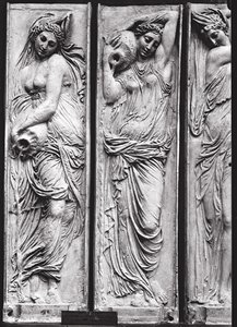 Détail des reliefs de la Fontaine des Innocents représentant des nymphes personnifiant les rivières de France - Jean Goujon