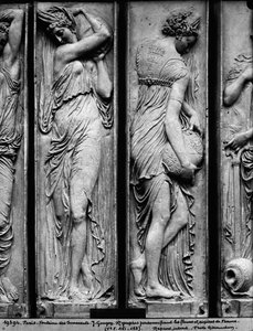 Détail des reliefs de la Fontaine des Innocents représentant des nymphes personnifiant les rivières de France