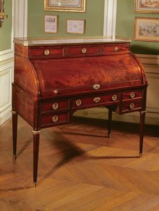 Bureau à cylindre Louis XVI en acajou plaqué avec montures en bronze doré, dessus en marbre de Carrare flanqué de candélabres