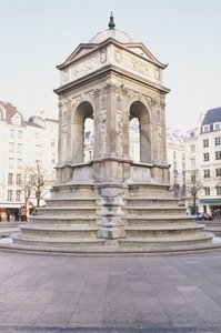France, Paris, Fontaine des Innocents, fontaine en pierre avec marches