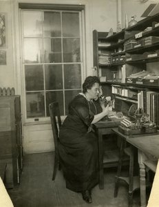 Beals dans son studio, c.1912-18