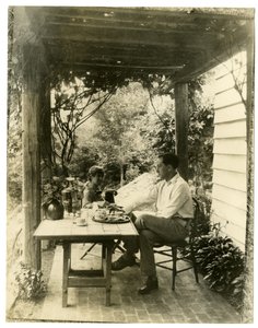 Couple assis dans un jardin, vers 1905-40 - Jessie Tarbox Beals
