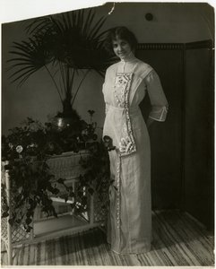 Tissu turc gris avec broderie noire et blanche, Lord & Taylor, vers 1905-18 - Jessie Tarbox Beals