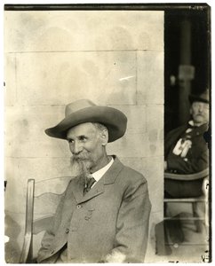 Homme avec chapeau, médaille, c.1905-40 - Jessie Tarbox Beals