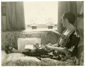 Mme Emily Post, auteur de l