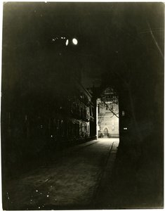 Patchin Place la nuit, Greenwich Village, New York, USA, vers 1905-20 (photo gélatino-argentique)