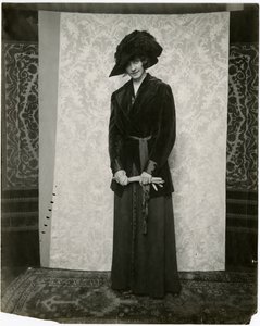 Costume en velours rouge avec jupe plissée, Arnold & Constable, vers 1905-18