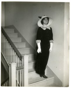 Bonne manière de descendre les escaliers, c.1905-18 - Jessie Tarbox Beals