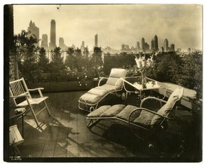Terrasse de Mme Alice Woodward Rhinehardt, 400 E 52 St, vers 1936-37 (photo gélatino-argentique)
