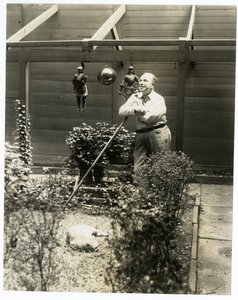 Tony Sarg dans son jardin - Jessie Tarbox Beals