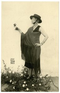 Femme tenant une fleur, vers 1905-40