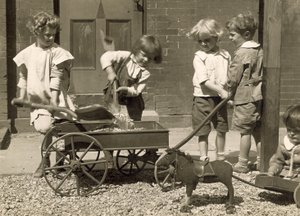 Jeunes enfants chargeant du gravier dans une charrette - Jessie Tarbox Beals