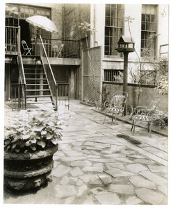 Patio arrière avec nichoir, New York, USA, vers 1905-40