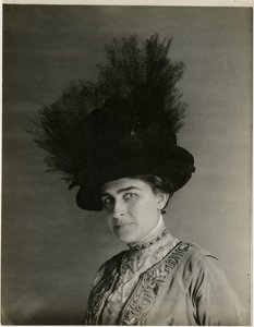 gros plan sur un chapeau à plumes, c.1905-18