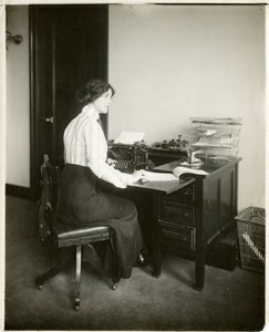 modèle avec machine à écrire, vers 1905-18 - Jessie Tarbox Beals