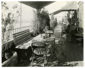 patio surplombant la rivière, vers 1936-37 (photo gélatino-argentique)