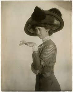 Profil de chapeau à plumes, vers 1905-18