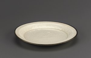 Plat en céramique Ding avec décoration moulée de canards mandarins, province de Hebei, 12ème-13ème siècle