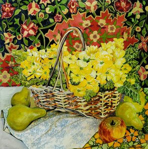 Primevères jaunes dans un panier, avec fruits et textiles