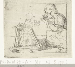 Femme avec enfant dans un trotteur