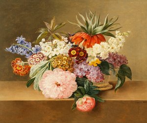 Iris, lilas, primevères, fleurs et pivoines dans un panier