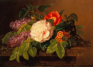 Pivoines, lilas et primevères sur un rebord de marbre