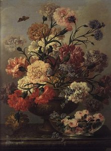 Œillets et myosotis avec des roses dans un bol en verre