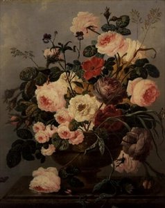 Roses, œillets, convolvulus et autres fleurs dans un vase sur un rebord