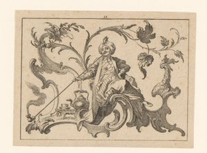 Homme fumant la pipe avec un turban assis sur un ornement rococo, à côté de lui une cruche, une tasse et une soucoupe