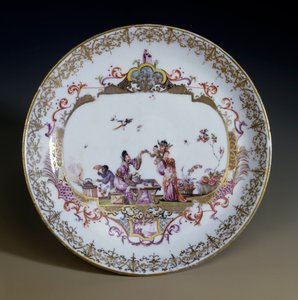 Art allemand : Porcelaine de Meissen. Chinoiserie représentant des personnages asiatiques buvant du thé. Soucoupe décorée par Johann Gregor Hoeroldt (ou Herold 1696-1775), vers 1730. Paris, Arts décoratifs - Johann Gregor Herold