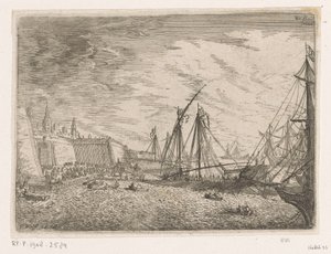 Vue du port avec des voiliers et des galères devant un mur de ville