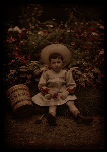 Enfant devant des fleurs