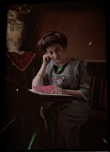 Femme derrière une table de lecture
