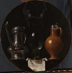 Nature morte emblématique avec flacon, verre, cruche et bride