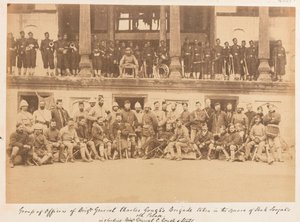 Officiers et hommes de la brigade du brigadier général Gough pris sur la place du palais de Shah Shujah, 1880