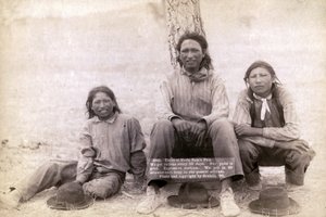 Trois adolescents Lakota en vêtements occidentaux, 1891 - John C. H. Grabill
