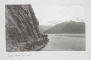 Route le long de Kyi Chu, troupes sur la rive - John Claude White