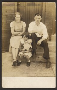 [Famille avec poupée sur le perron]