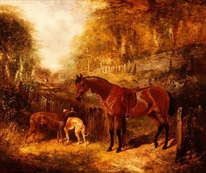 Un poney baie sellé et des lévriers dans un paysage fluvial boisé
