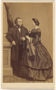[Couple non identifié, debout]